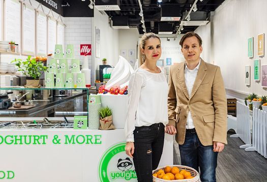 Youfresh bistro in Berlin, illuminated by ERCO Optec spotlights for a fresh ambiance.