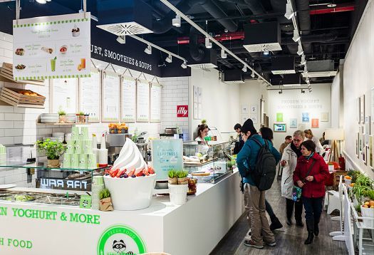 Interior of Youfresh bistro in Berlin, illuminated by ERCO Optec spotlights for a welcoming ambiance.
