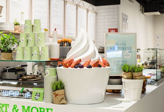 Youfresh Bistro in Berlin: Fresh frozen yogurt with fruit, illuminated by ERCO Optec spotlights for an inviting ambiance.