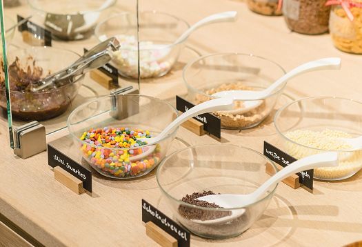 Youfresh Bistro toppings selection, illuminated by ERCO Optec spotlights for optimal color rendering.