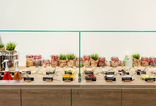 Youfresh Bistro topping station illuminated by ERCO Optec spotlights for product presentation.
