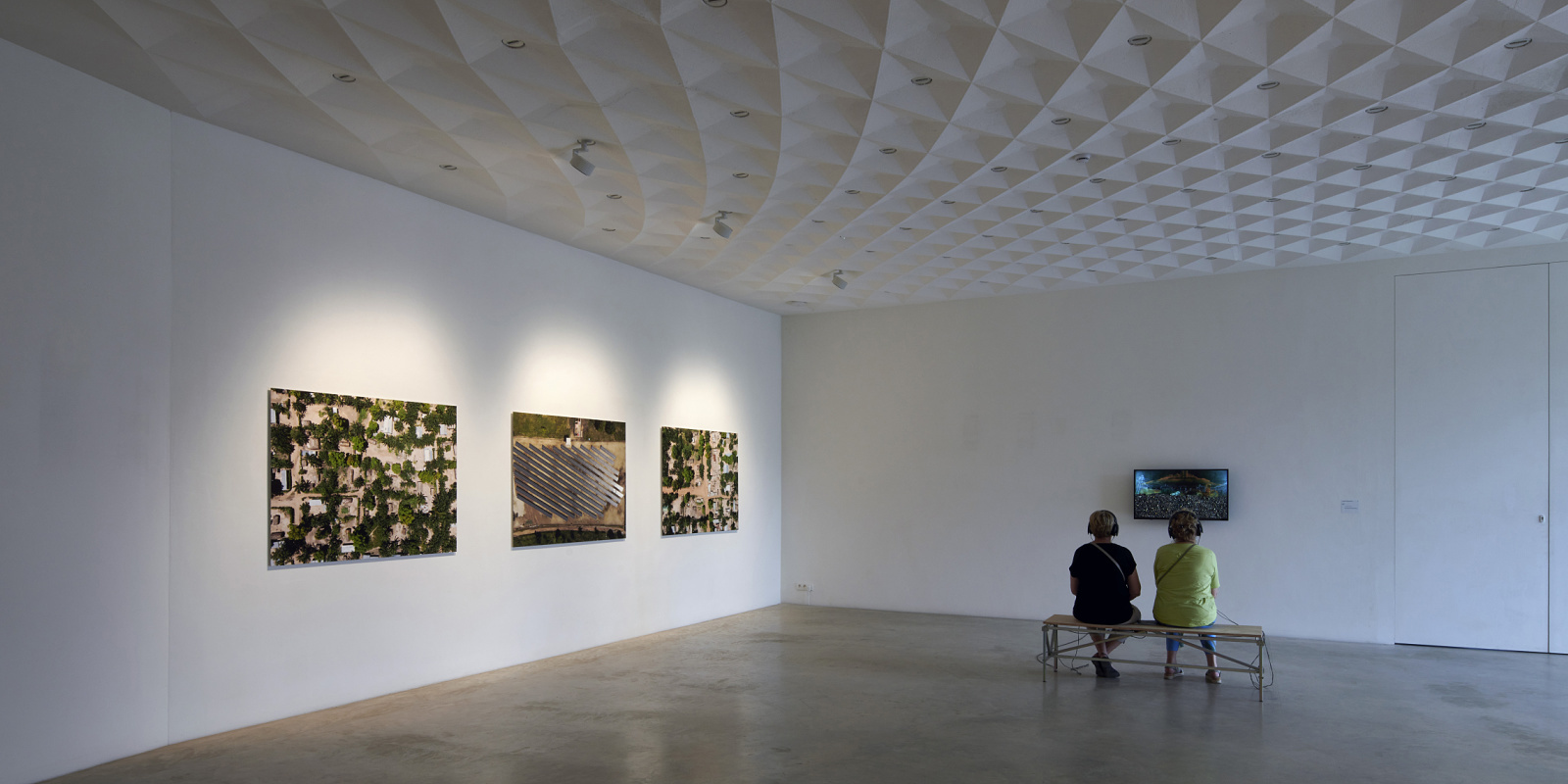 ERCO spotlights illuminate Kunsthalle Z33 in Hasselt, offering precise, flexible lighting for exhibitions.