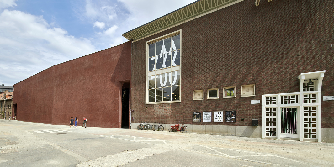 Kunsthalle Z33 in Hasselt, Belgium, featuring ERCO lighting for flexible exhibitions.