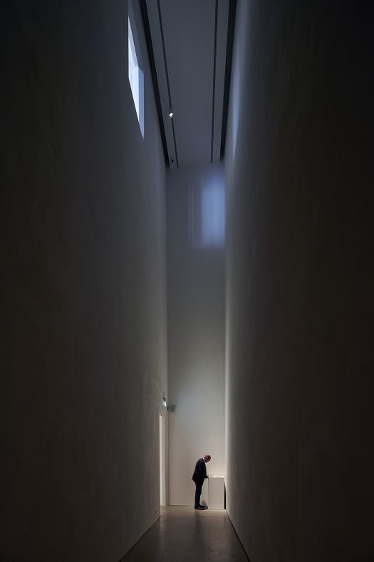 ERCO lighting at Kunsthalle Z33: Spotlights illuminate an exhibit with precision.