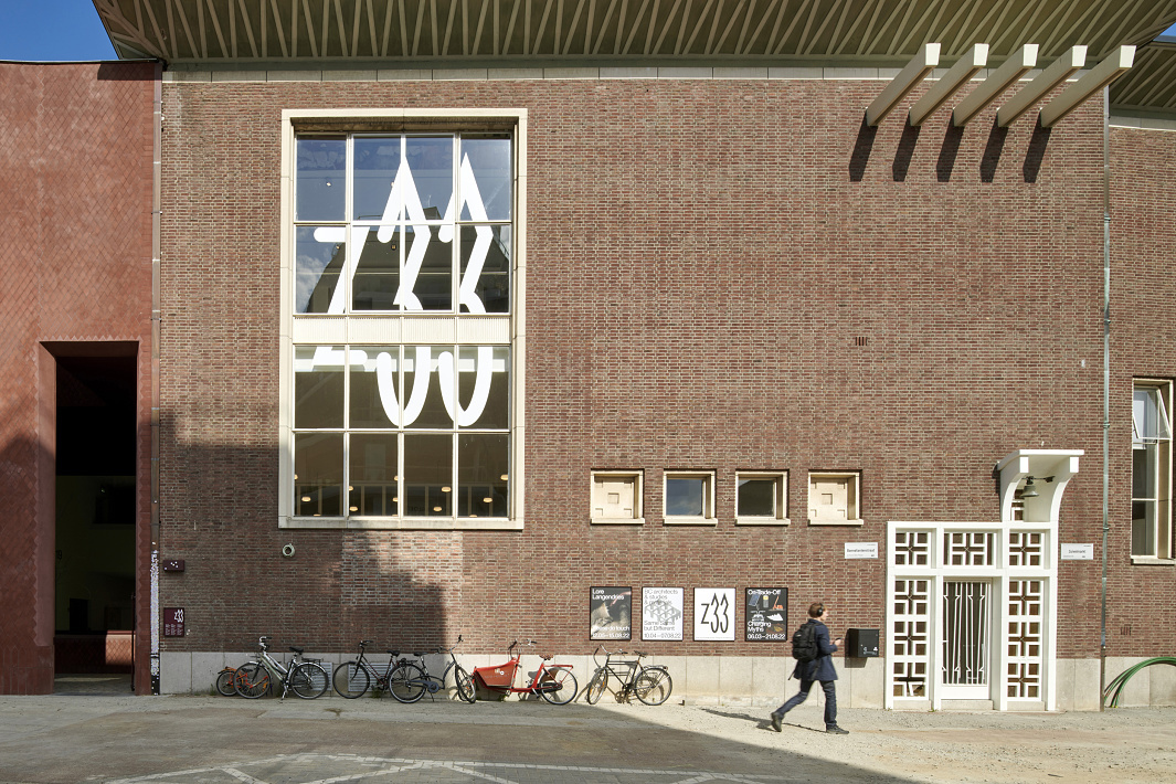 Exterior of Kunsthalle Z33 in Hasselt, featuring ERCO spotlights for flexible exhibition lighting.