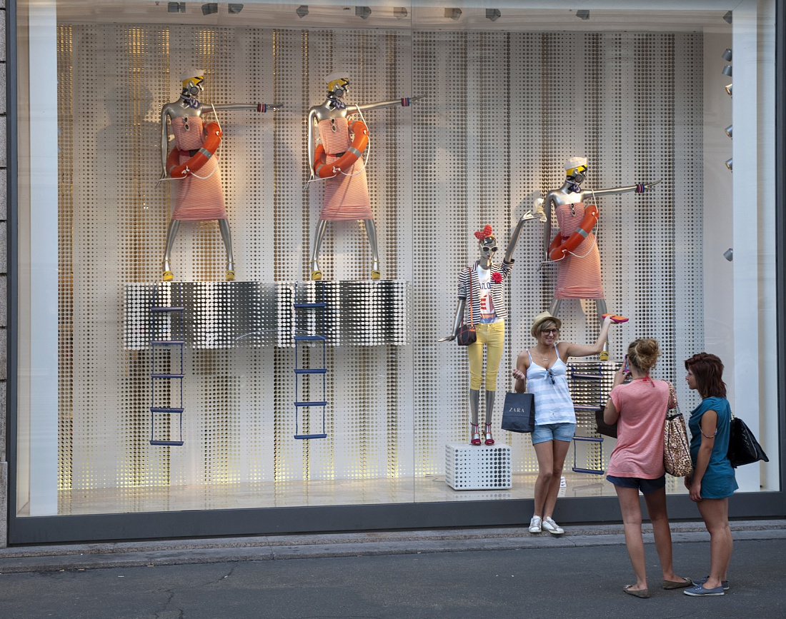 ZARA store window featuring nautical-themed fashion, illuminated by ERCO Optec spotlights for accent lighting.