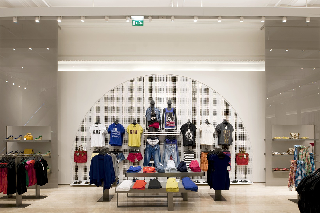 ERCO Optec spotlights illuminate the product displays in the ZARA store in Rome with energy-efficient accent lighting.