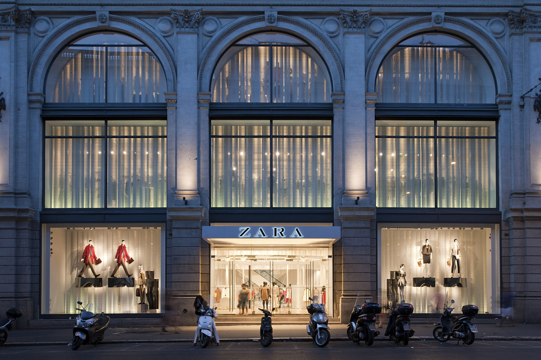 The ZARA store in Rome, lit by ERCO Optec spotlights, showcasing fashion in a historic Palazzo.