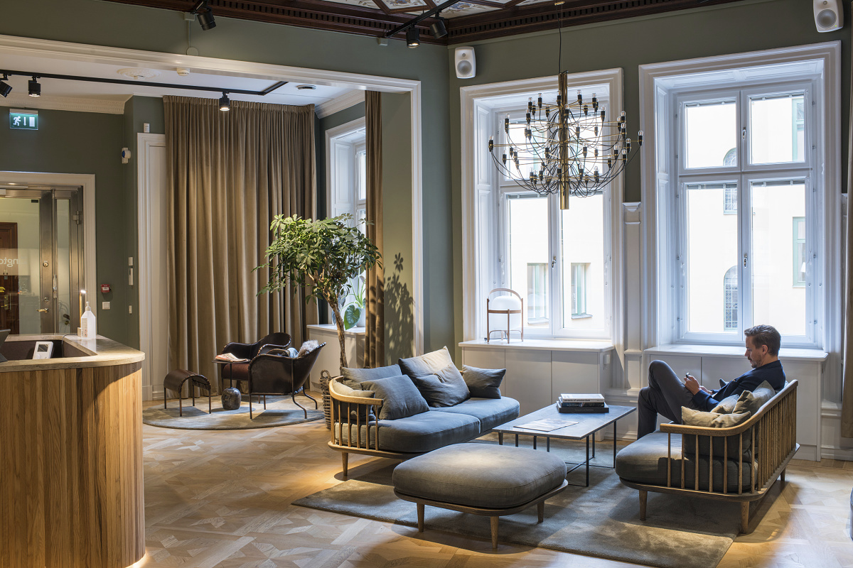 Zington Office lounge area featuring ERCO office lighting for visual comfort.